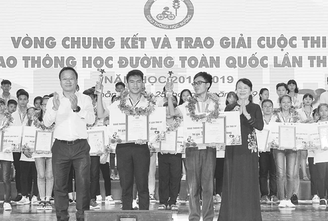 Học sinh Đậu Huy Minh (thứ hai từ phải sang) nhận giải đặc biệt Cuộc thi giao thông học đường toàn quốc năm học 2018 - 2019.