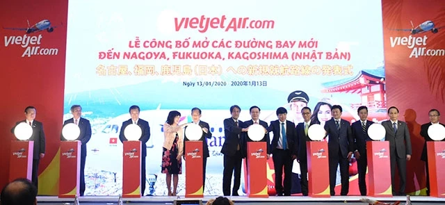 Phó Thủ tướng Vương Đình Huệ cùng các đại biểu nhấn nút công bố năm đường bay mới của Vietjet.
