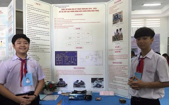 Học sinh Trường THCS Duy Tân (TP Vũng Tàu) với dự án bếp ga thông minh điều khiển bằng điện thoại.