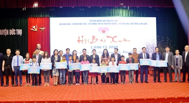 Báo Nhân Dân tặng 40 suất quà cho học sinh nghèo vượt khó huyện Đức Thọ.
