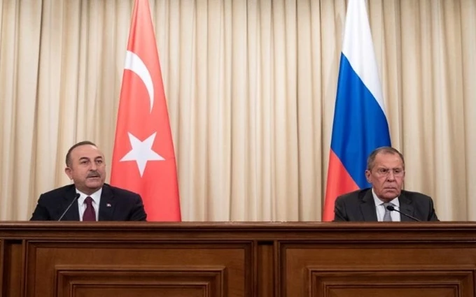 Ngoại trưởng Thổ Nhĩ Kỳ Cavusoglu (bên trái) và người đồng cấp Nga Lavrov tham gia họp báo chung sau cuộc đàm phán tại Moscow, ngày 13-1. (Ảnh: Reuters)