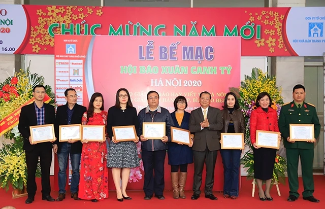 Hội Nhà báo TP Hà Nội trao tặng Bằng khen cho đại diện các cơ quan báo chí được giải thưởng.