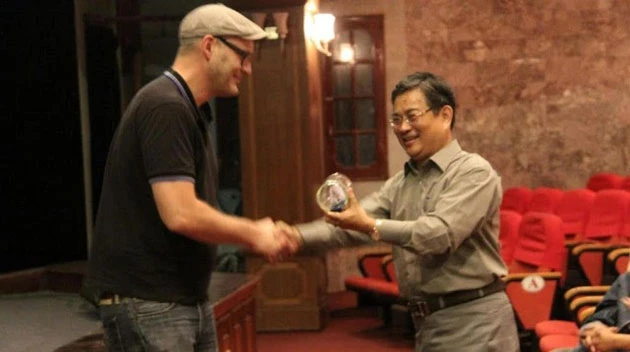 Nghệ sĩ Trương Nhuận cùng đạo diễn người Đức Dominik Gunther trao đổi về vở "Ông lão đánh cá và con cá vàng", dự án hợp tác với Đức.