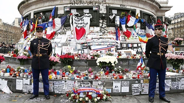 Nơi tưởng niệm các nạn nhân trong vụ tiến công tòa báo Charlie Hebdo. Ảnh: CHICAGO TRIBUNE