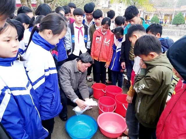 Cán bộ y tế hướng dẫn học sinh Trường THPT dân tộc nội trú huyện Na Rì cách rửa tay, giữ vệ sinh cá nhân để phòng, chống dịch cúm.