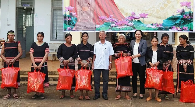 Hội Liên hiệp Phụ nữ huyện Chư Păh (Gia Lai) trao quà tặng các thành viên câu lạc bộ.