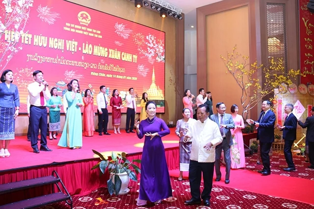 Tết hữu nghị Việt - Lào đầm ấm với cây mai, cành đào cùng các điệu Lăm-vông Lào tại Vientiane, tối 14-1.