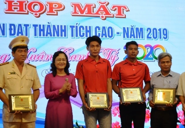 Lãnh đạo Tỉnh ủy Bạc Liêu trao phần thưởng cho các cá nhân có nhiều thành tích xuất sắc.