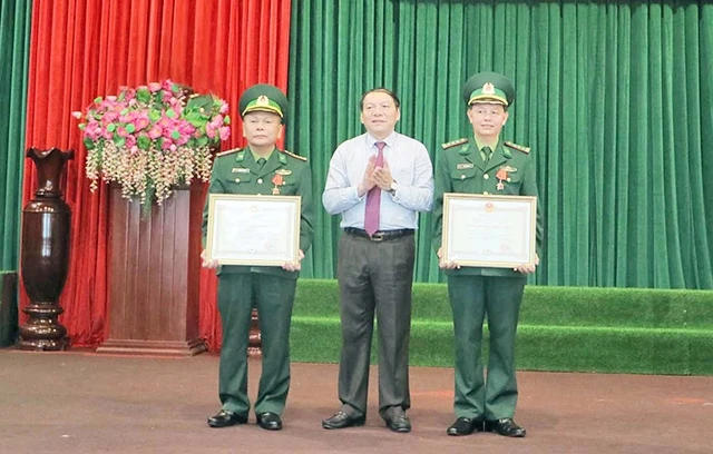 Lãnh đạo tỉnh Quảng Trị trao Huân chương Chiến công hạng ba tặng tập thể và cá nhân có thành tích xuất sắc trong đấu tranh phòng, chống tội phạm ma túy.