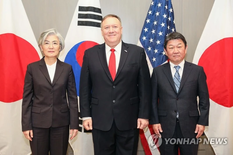Từ trái sang phải: các Ngoại trưởng Hàn Quốc, Mỹ và Nhật Bản tại cuộc đàm phán ba bên ngày 14-1 (Ảnh: Yonhap)