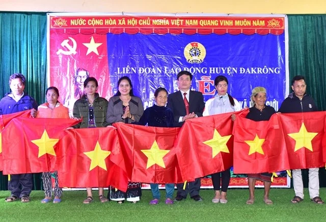 Lãnh đạo huyện miền núi Đakrông trao cờ cho người dân, ngày 15-1.
