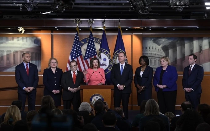 Chủ tịch Hạ viện Mỹ Nancy Pelosi phát biểu ý kiến tại buổi họp báo ở Washington, ngày 15-1. (Ảnh: AP)