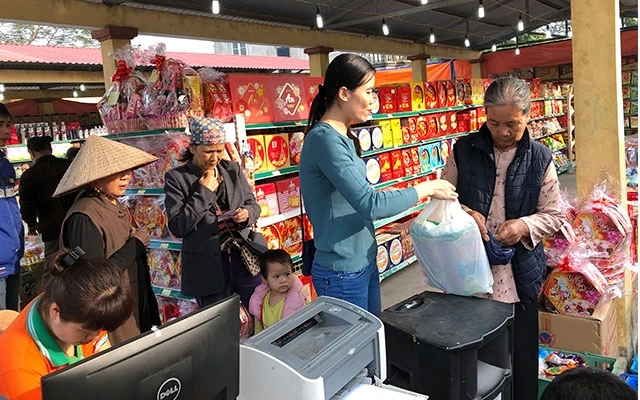 Người dân huyện Ứng Hòa tham quan, mua sắm tại chợ Tết Hapro.