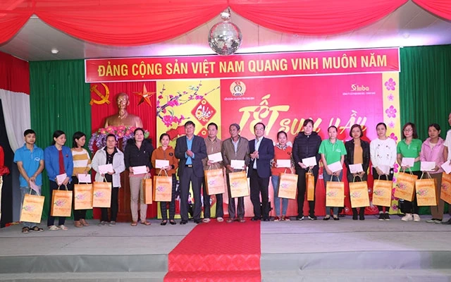 Chủ nhiệm Văn phòng Chủ tịch nước Đào Việt Trung cùng lãnh đạo Tổng Liên đoàn Lao động Việt Nam và lãnh đạo tỉnh Nam Định trao quà Tết cho công nhân có hoàn cảnh khó khăn.