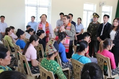 Đồng chí Phạm Minh Chính hỏi thăm tình hình đời sống của nhân dân ở khu tái định cư Sa Ná, xã Na Mèo, huyện Quan Sơn.