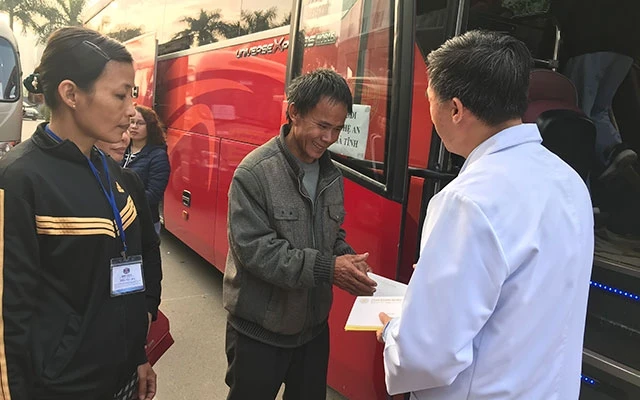 Lãnh đạo Bệnh viện K tặng quà cho người bệnh, người nhà người bệnh trước khi lên xe về quê đón Tết Nguyên đán Canh Tý - 2020.
