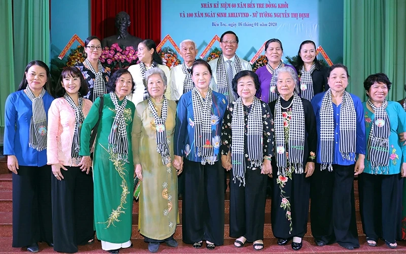 Chủ tịch QH Nguyễn Thị Kim Ngân với các đại biểu tại buổi gặp mặt nhân Kỷ niệm 60 năm Ngày Bến Tre Ðồng khởi. Ảnh: TRỌNG ÐỨC (TTXVN)