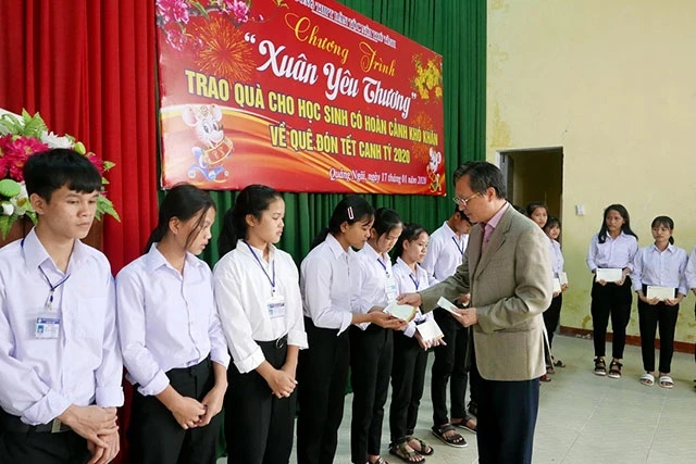 TGĐ BSR Bùi Minh Tiến trao quà Tết cho các em học sinh Trường THPT Dân tộc nội trú tỉnh Quảng Ngãi.