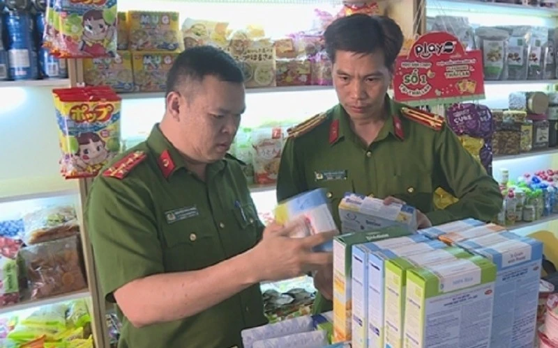 Lực lượng cảnh sát chống buôn lậu, hàng giả, xâm phạm sở hữu trí tuệ Phòng Cảnh sát kinh tế Công an tỉnh Đắk Lắk kiểm tra cửa hàng kinh doanh của bà T trên đường Phan Bội Châu, TP Buôn Ma Thuột.