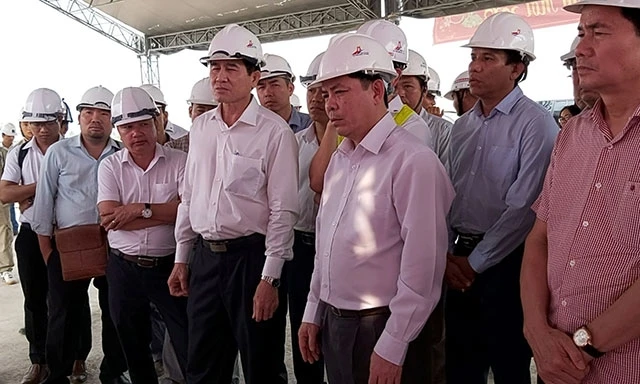Bộ trưởng Nguyễn Văn Thể nghe báo cáo phương án thi công trên công trường. 