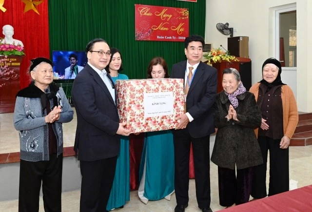 Đồng chí Hoàng Trung Hải, Ủy viên Bộ Chính trị, Bí thư Thành ủy tặng quà người có công tại Trung tâm nuôi dưỡng và điều dưỡng người có công số 2 Hà Nội.