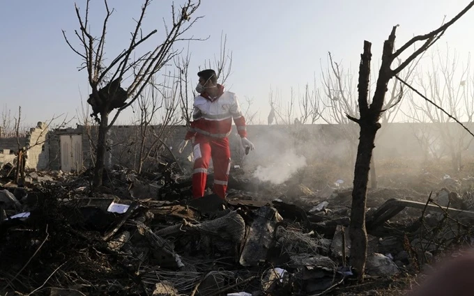 Nhân viên cứu nạn làm việc tại hiện trường máy bay Ukraine rơi tại phía tây nam thủ đô Tehran, Iran, ngày 8-1. (Ảnh: AP)