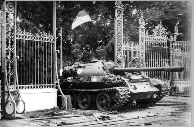 Xe tăng của Quân Giải phóng húc đổ cánh cổng tiến vào Dinh Độc Lập trưa ngày 30-4-1975. Ảnh tư liệu