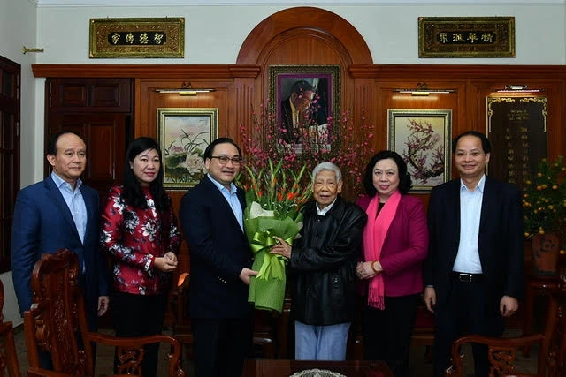 Đồng chí Hoàng Trung Hải, Ủy viên Bộ Chính trị, Bí thư Thành ủy và các đồng chí lãnh đạo thành phố Hà Nội thăm, chúc Tết nguyên Tổng Bí thư Lê Khả Phiêu.