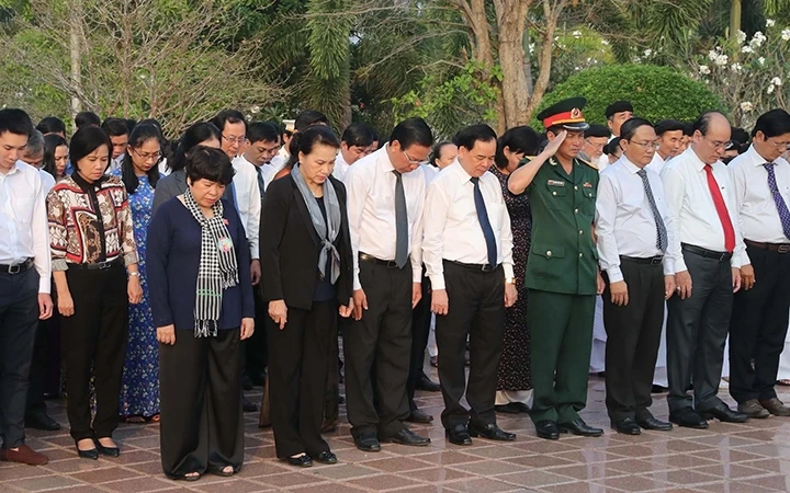 Chủ tịch QH Nguyễn Thị Kim Ngân viếng các Anh hùng, liệt sĩ tại Nghĩa trang liệt sĩ tỉnh Bến Tre. Ảnh: TRỌNG ĐỨC (TTXVN)