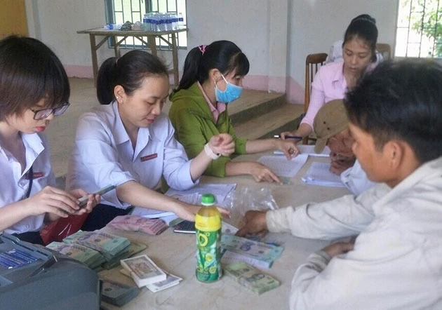 Người dân đến UBND xã Thanh Sơn nhận tiền hỗ trợ.
