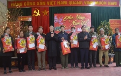 Đồng chí Trần Quốc Vượng, lãnh đạo tỉnh Cao Bằng tặng quà thương binh, gia đình liệt sĩ xã Đức Long, huyện Thạch An.