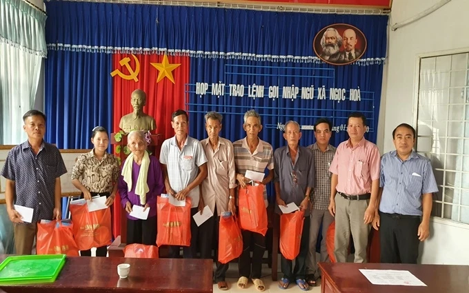 Báo Nhân Dân tặng quà Tết cho gia đình chính sách ở Kiên Giang