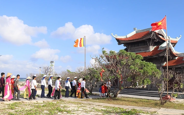 Quân dân đảo Song Tử Tây đi lễ chùa đầu năm. Ảnh: ĐÌNH LÂM