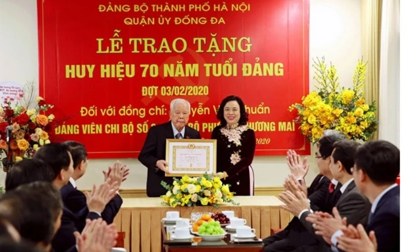 Trao tặng Huy hiệu 70 năm tuổi đảng cho đảng viên lão thành
