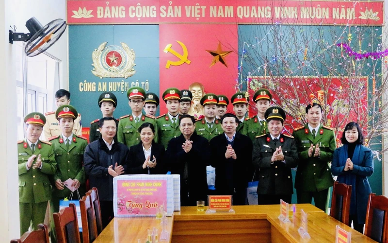 Đồng chí Phạm Minh Chính chúc Tết và tặng quà cho Đảng bộ, chính quyền, quân và dân huyện đảo Cô tô, tỉnh Quảng Ninh.