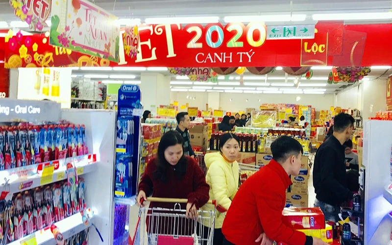 Tại siêu thị như Big C Thăng Long, Atermis, Mega Market Phạm Văn Đồng, Fivimart Hoàng Quốc Việt... lượng khách đến mua sắm tăng gấp 2-3 lần so với các ngày cuối tuần khác.