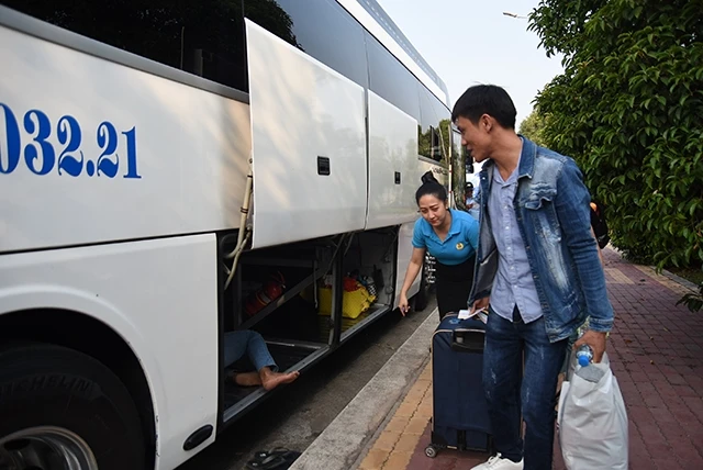 Cán bộ LĐLĐ tỉnh Đồng Nai hướng dẫn công nhân lên xe về quê đón Tết.