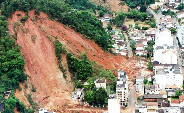 Mưa lớn gây lở đất làm sập nhiều nhà cửa ở thị trấn Iconha, bang Espirito Santo , Brazil. Ảnh: TDT