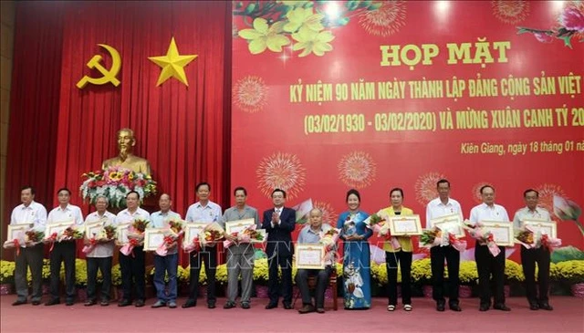 Tỉnh ủy Kiên Giang trao Huy hiệu Đảng từ 40 đến 70 tuổi Đảng cho các đồng chí đảng viên. 