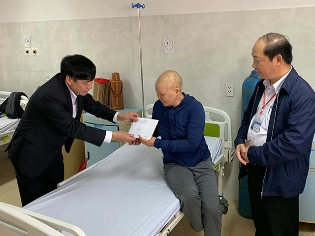 Đồng chí Bùi Văn Cường, Ủy viên Trung ương Đảng, Bí thư Tỉnh ủy Đắk Lắk thăm, tặng quà Tết cho bệnh nhân ung thư đang điều trị Bệnh viện đa khoa vùng Tây Nguyên.