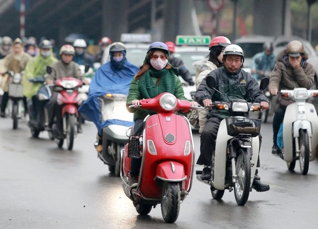 Không khí lạnh gây mưa phùn và rét tại khu vực Hà Nội trong những ngày qua. Ảnh: HÀ THU