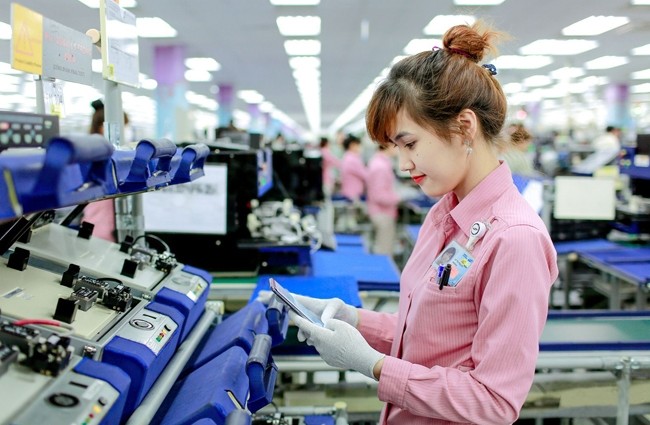 Nhân viên Nhà máy Samsung Việt Nam tại Thái Nguyên trong giờ làm việc. Ảnh: ĐỖ MẠNH CƯỜNG