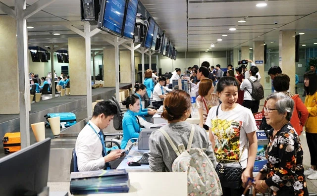 Hành khách làm thủ tục hàng không tại sân bay Tân Sơn Nhất.