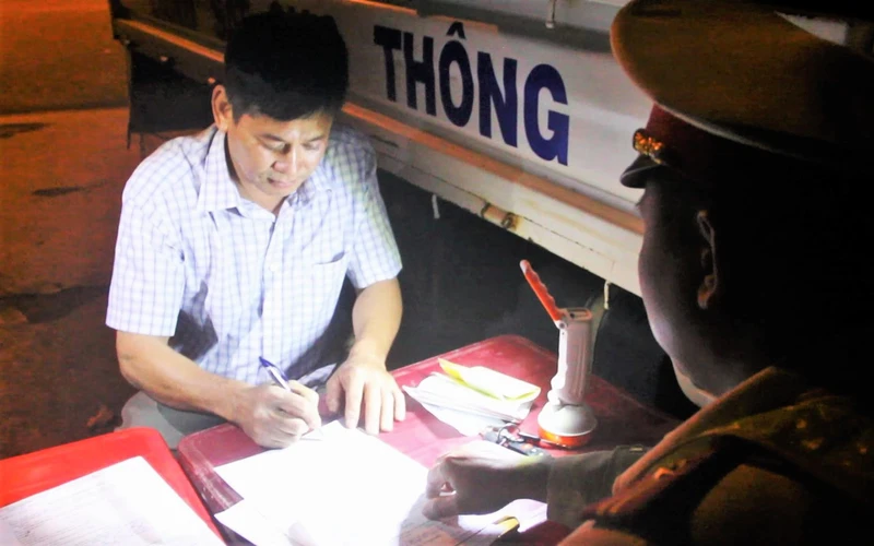 Tài xế Nguyễn Quang Tòa làm việc với lực lượng cảnh sát giao thông.