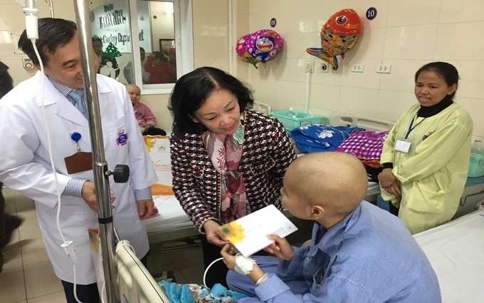 Đồng chí Trương Thị Mai tặng quà Tết người bệnh ung thư tại Bệnh viện K