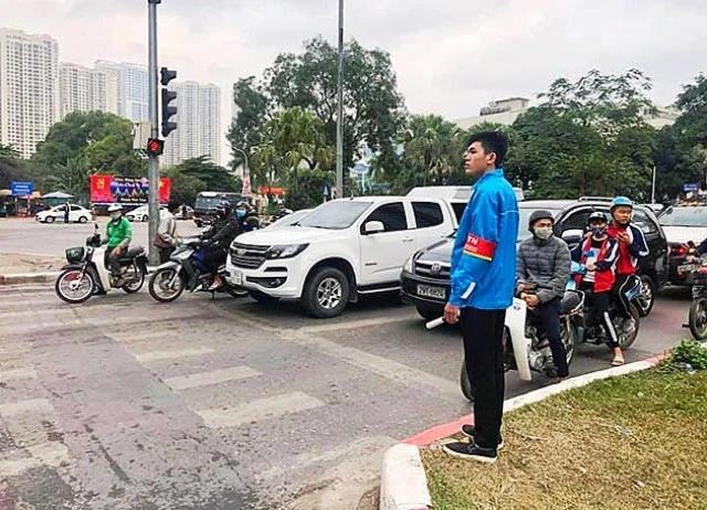 Thanh niên tình nguyện quận Thanh Xuân hỗ trợ lực lượng chức năng bảo đảm an toàn, trật tự giao thông.