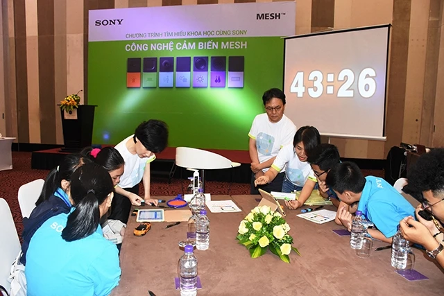 Học sinh Trường THCS Lý Thường Kiệt (quận Hải Châu, TP Đà Nẵng) trong giờ ngoại khóa tìm hiểu khoa học cùng Công ty Sony.
