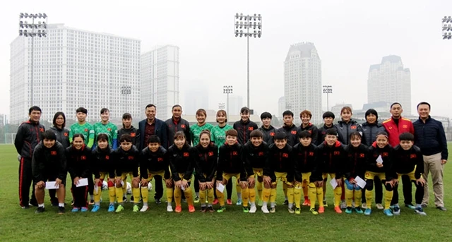 Phó Chủ tịch trường trực VFF Trần Quốc Tuấn chụp ảnh lưu niệm với tập thể đội tuyển nữ quốc gia.