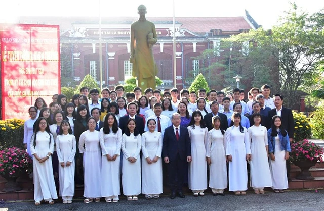 Chủ tịch UBND tỉnh Phan Ngọc Thọ chụp ảnh lưu niệm cùng đội tuyển học sinh giỏi và các thầy cô giáo Trường THPT chuyên Quốc Học Huế.