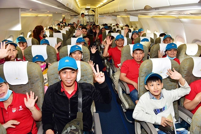 Hơn 1.000 lao động tiêu biểu được "bay" về quê đón Tết
